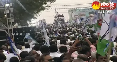 Huge Crowd In Raptadu Samajika Sadhikara Bus Yatra