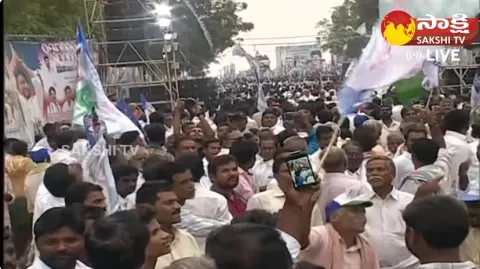 Huge Crowd Raptadu Samajika Sadhikara Bus Yatra