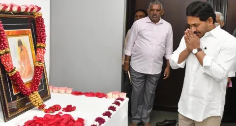 AP CM YS Jagan Pays Tribute To Yogi Vemana