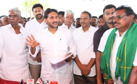 YS jagan Meets Farmers At Lingala In YSR District