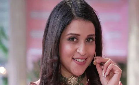Mannara Chopra Trolled After She Called Out Airlines For Denying Boarding
