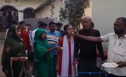 Bihar the Daughter of a Man who Plays band at Weddings Became a Topper