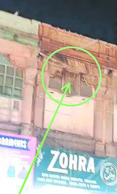 పత్తర్‌గట్టీ భవనం పెచ్చులూడి..ఇరువురికి గాయాలు 