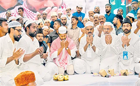 YSRCP President and former CM YS Jaganmohan Reddy attended to Iftar dinner
