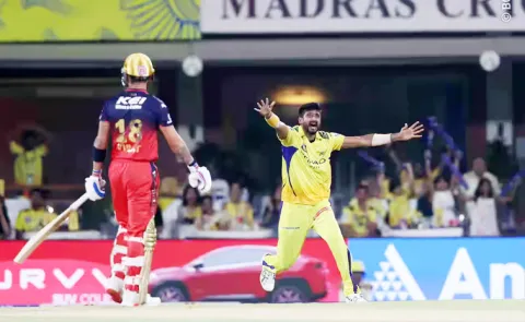 Kohli Animated Chat with CSK Bowler As Jadeja Laughs But Looks
