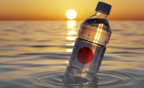 Japanese Scientists Develop Groundbreaking Plastic That Dissolves in Saltwater