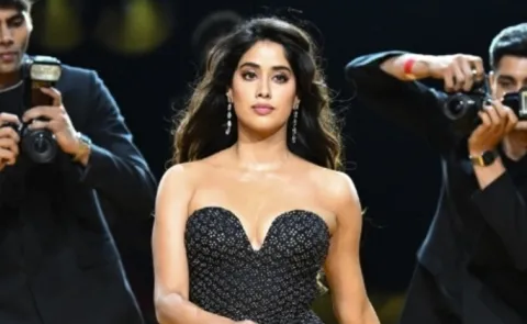 Who is the couple Janhvi Kapoor hugged after her ramp walk 