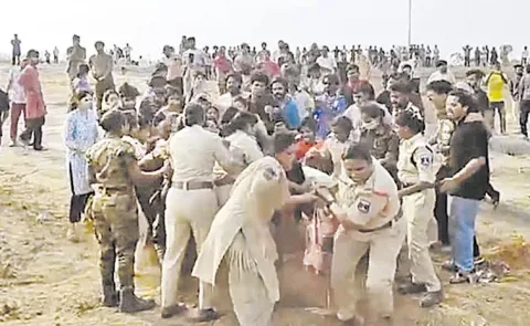 HCU Students Detained for Protesting Land Auction Near Campus