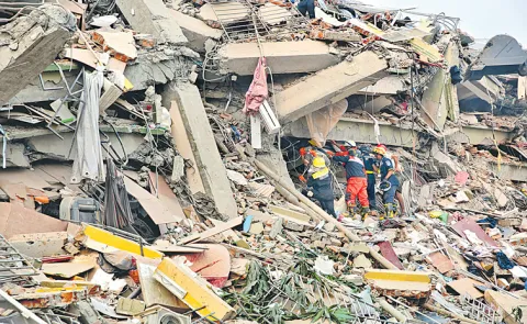 Myanmar: Smell of death fills the air near epicentre of Myanmar earthquake