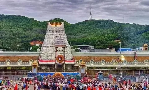 Huge Devotees Rush At Tirumala Tirupati Devasthanam