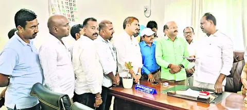 ఉద్యోగుల పెండింగ్‌ సమస్యలు పరిష్కరించాలి
