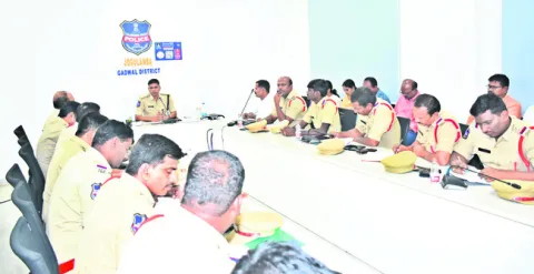 నకిలీ విత్తనాలు విక్రయిస్తే కఠిన చర్యలు 