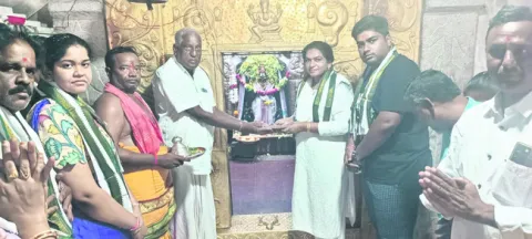 ఆలయంలో  సివిల్‌ జడ్జి పూజలు 
