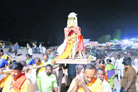 గరుడ వాహనంపై ఊరేగిన రామయ్య 