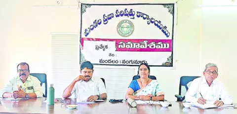 కూలీలకు వసతులు కల్పించాలి: డీపీఓ దేవకీదేవి