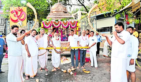 వైభవంగా వెండి రథోత్సవం 