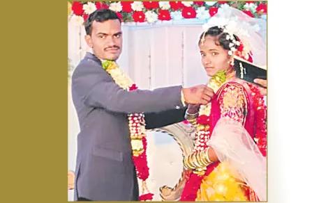 Wife And husband Ends Life In Hyderabad