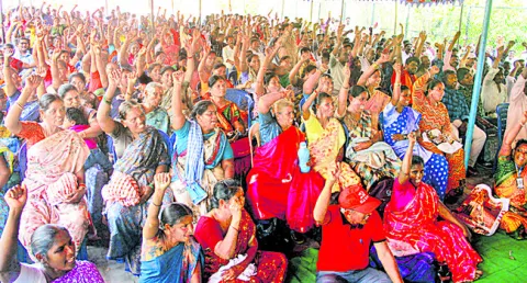 కార్మికుల సమస్యల పరిష్కారంలో నిర్లక్ష్యం వీడాలి 