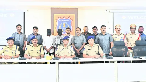 హాషిష్‌ ఆయిల్‌ తరలిస్తున్న ఇద్దరు అరెస్ట్‌