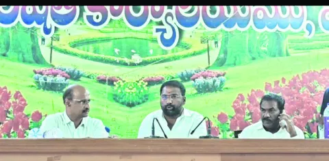 పెండింగ్‌ పనులు  వెంటనే పూర్తి చేయాలి  
