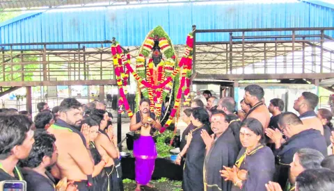 శనేశ్వరుడికి శతకుంభ తిలతైలాభిషేకం 
