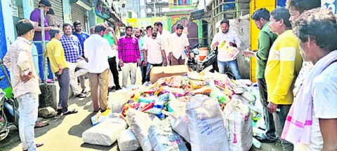1110 కేజీల నిషేధిత ప్లాస్టిక్‌ సామగ్రి సీజ్‌