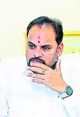 పత్రికా స్వేచ్ఛకు సంకెళ్లు.. ప్రజాస్వామ్యానికే కళంకం