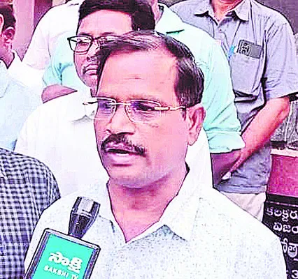 పత్రికా స్వేచ్ఛను హరిస్తే ఊరుకోం 
