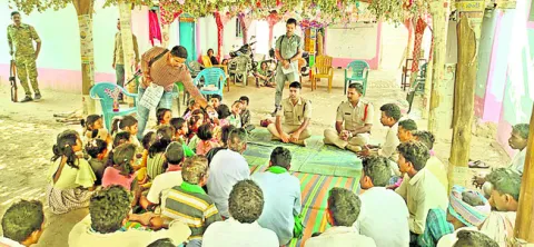 ఆదివాసీల అభివృద్ధికి పోలీసుల సహకారం
