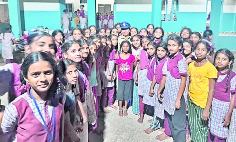 కేజీబీవీల్లో ‘పోలీస్‌ అక్క’ 