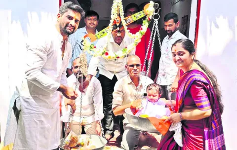 91మంది చిన్నారులకు తులాభారం 
