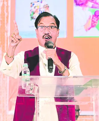 ఇంటికి ఇద్దరేసి కవులను కన్న తెలంగాణ 