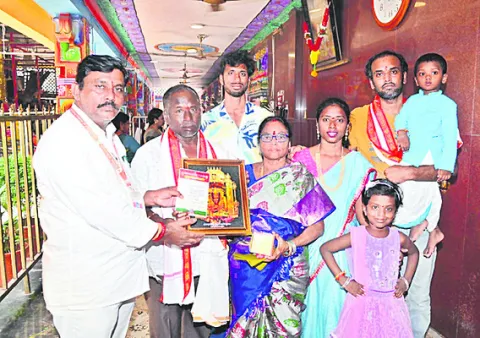 దుర్గమ్మకు పలువురు భక్తుల విరాళాలు 