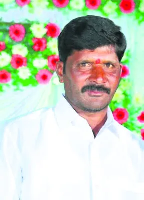 బైక్‌ను ఢీకొన్న ట్యాంకర్‌.. ఒకరు దుర్మరణం