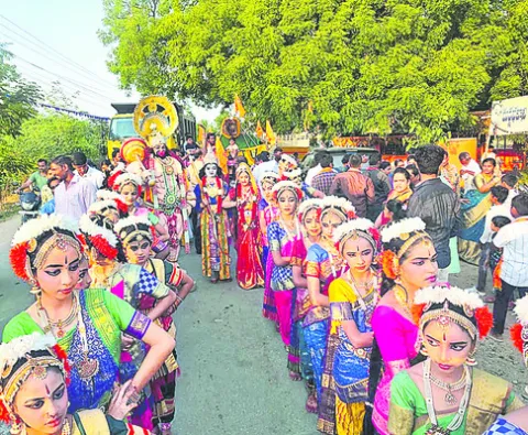 అట్టహాసంగా ధ్వజస్తంభ ఊరేగింపు