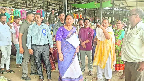 ‘జుబ్లీ మార్కెట్‌ తరలిస్తే సహించేది లేదు’
