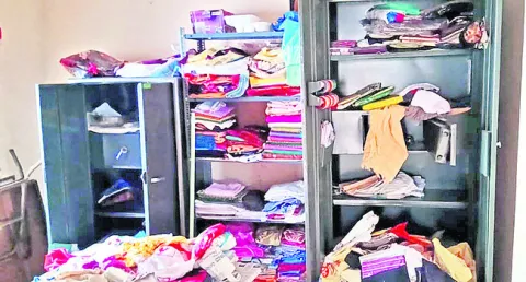 తాళం వేసిన ఇంట్లో  భారీ చోరీ 
