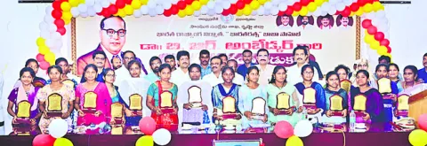 చదువుల సరస్వతులకు సత్కారం 