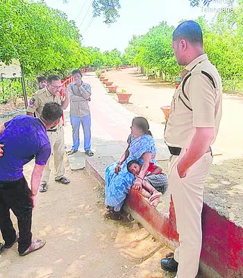 కుమారుడితో కలిసి తల్లి ఆత్మహత్యాయత్నం