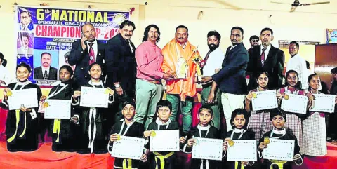 పతకాలు సాధించిన విద్యార్థులకు ప్రశంసలు 