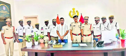 ట్రాఫిక్‌ పోలీసులు జాగ్రత్తలు పాటించాలి