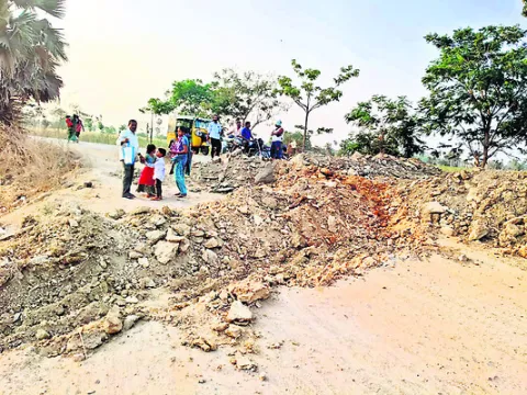రోడ్డుకు అడ్డంగా గుంతతీసి నిరసన
