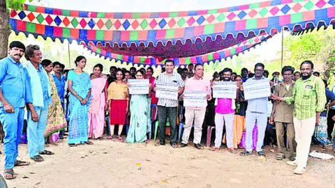 పౌల్ట్రీ పరిశ్రమ కార్మికులను విధుల్లోకి తీసుకోవాలి
