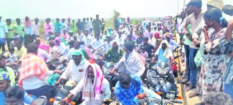 సాగునీటి కోసం రైతుల రాస్తారోకో 