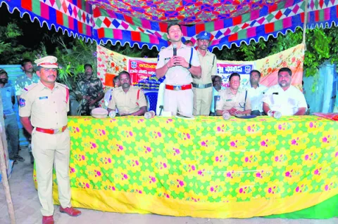 వీపీఓలతో సమస్యలు పరిష్కారం
