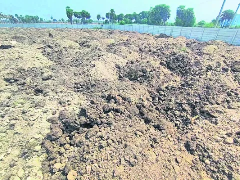 వెంచర్లకు చెరువు మట్టి!