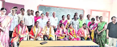 ఉపాధ్యాయులు నిర్మాణాత్మక పాత్ర పోషించాలి

