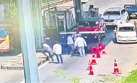 Government Employee Attack On Toll Gate Staff At Rajendranagar
