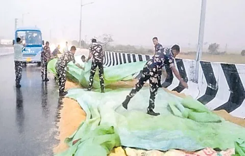 Police help farmers in rain