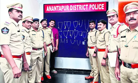 అంతర జిల్లా చైన్‌స్నాచర్ల అరెస్ట్‌ 